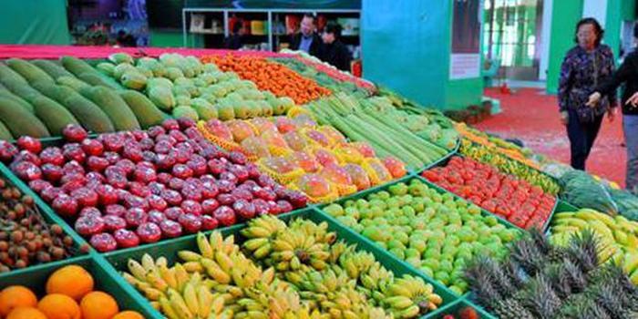 该市展示了芒果,火龙果,哈密瓜,蜂蜜,各类农产品初级加工品等近300个